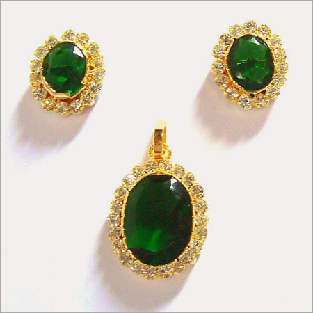 Simulated Emarald Pendant Earrings Set Simulated Emarald Pendant Earrings Set