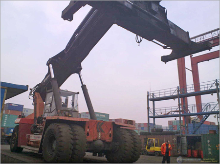 Container Lifting Cranes Container Lifting Cranes