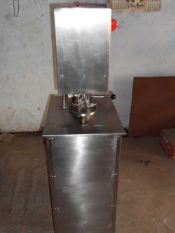 Semi Bottle Capping Machine Semi Bottle Capping Machine